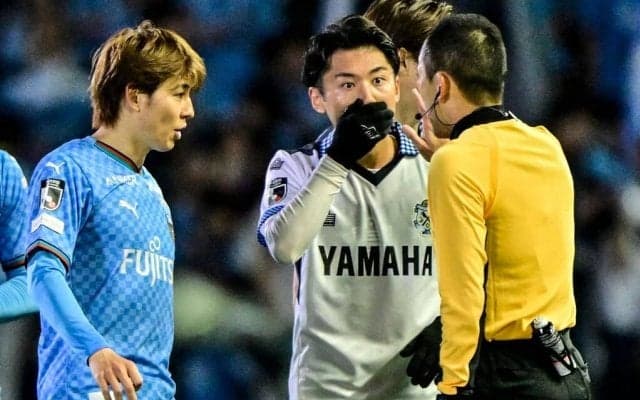 「審判団の音声は貴重だな！」川崎vs磐田でのPK判定時の、主審とVAR審判団の「会話映像」に称賛！「こういうのどんどん公開してほしい」「VARの音声凄い、、、」の声