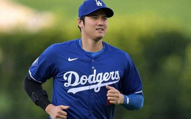 大谷翔平のお茶目な一面が「愛おしい」　白T登場も…まさかのねじれ「直してやりてえ」