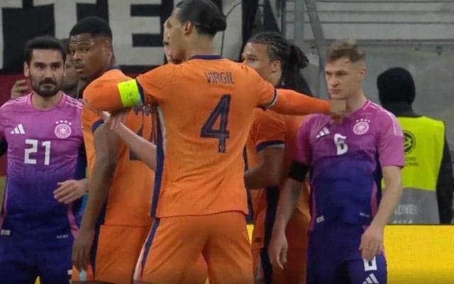 「シンプルに暴力」「怖すぎる…」小競り合いから“パンチ一発”→軽く吹っ飛ばした瞬間　身長195cmのフィジカルモンスターが絡んできたドイツ代表DFを威嚇した一撃