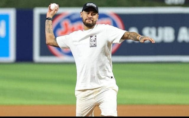 ネイマールがMLB開幕戦の始球式に登場！ 　マイアミ・マーリンズ戦に来場