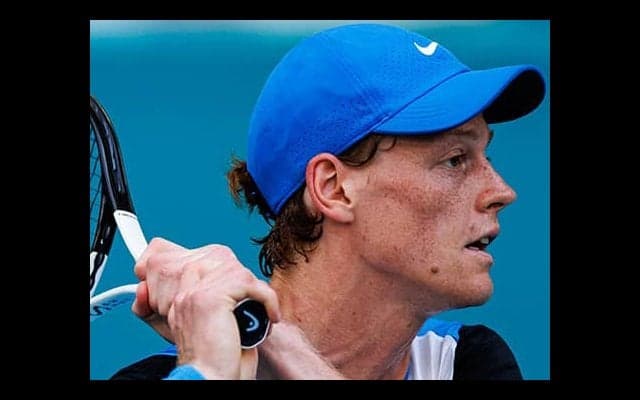 シナー 車いすテニスに挑戦「苦労した」