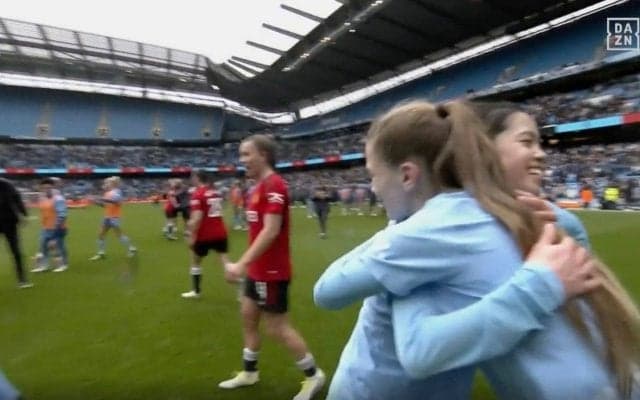 「ユイは本当に天才！」長谷川唯がチームメートと笑顔で抱き合う瞬間　ダービーマッチ勝利に大貢献で監督&選手たちが大絶賛の嵐