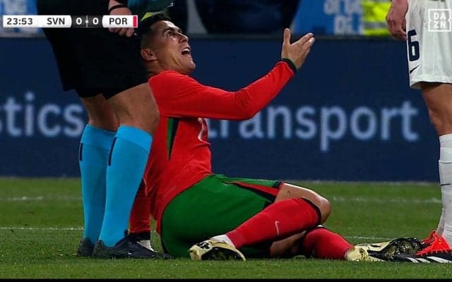 「どこ見てんだよ！」C・ロナウドが鬼の形相で審判にブチギレ！「スパイクがずれてんだろ！」 踵を踏まれて猛アピールした珍しい一部始終