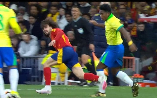 ヤンチャ過ぎるだろ！血気盛んな17歳ブラジル代表、強烈ボディアタックで弾き飛ばし最後は背後から蹴り上げて転倒させる悪党プレー炸裂！「何してくれんねん」