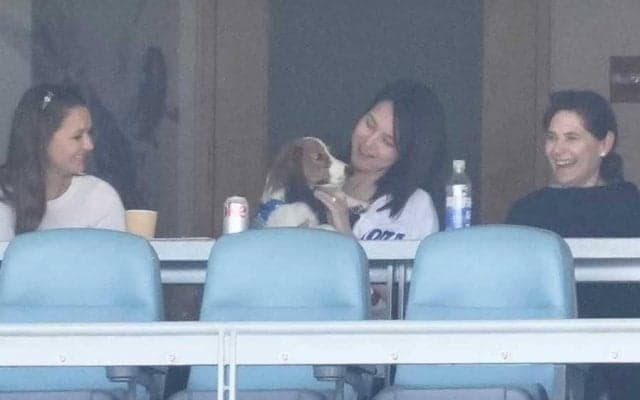 大谷翔平、デコピン大量投稿「好きすぎ」　ドアップにあくびも「真美子さん撮ったのかな」