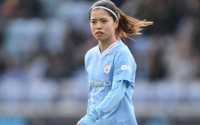 「可愛すぎるわ」「これはキュート」長谷川唯の水色スニーカー投稿が話題に！ スニーカー紹介も「唯ちゃんの可愛さでシューツが掠れる」とファンが反応