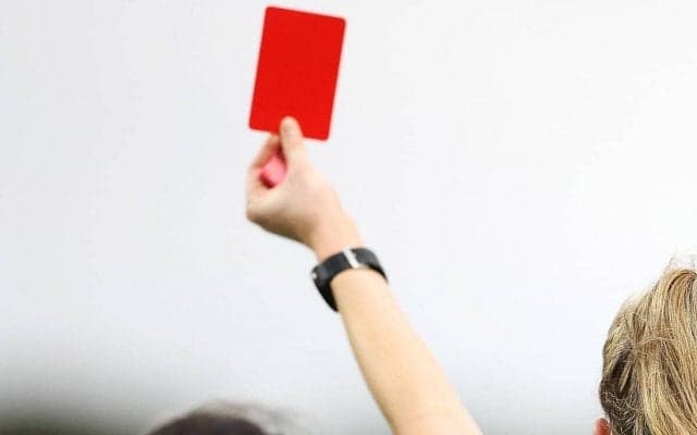 「逮捕でもおかしくない」GKの卑劣な肘打ちから大乱闘に発展し試合中止、GKは8試合の出場停止に