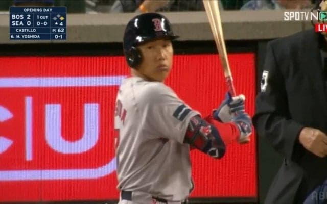 吉田正尚、今季初ヒットはライトへのツーベース 2年連続開幕ヒットで笑顔に白い歯がキラリと光る