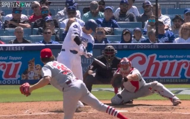 「打球はやっ！」「打球ほぼ見えない」大谷翔平、弾丸ヒットに守備の名手“ドン引き” 「セカンドの1メートル横なのに…」