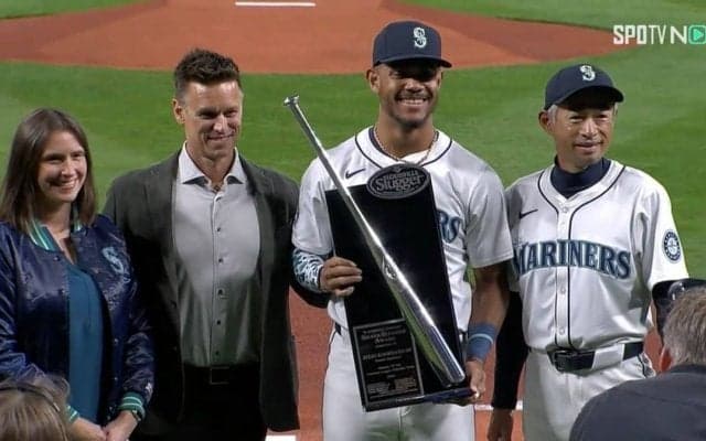 50歳イチローのユニフォーム姿が“現役感”ありすぎ！！「引き締まってます」「現役できるんじゃないか」と解説者も驚き