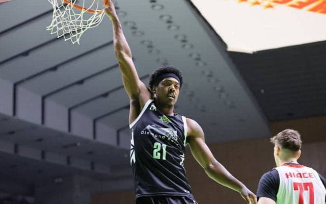 北海道のダラル・ウィリスジュニアが2試合出場停止…A東京戦で「看板を蹴り飛ばす行為」とリーグ発表