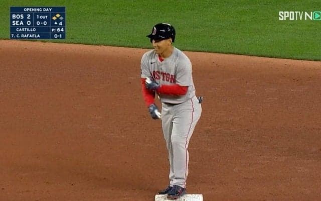 吉田正尚が開幕戦で弾丸ツーベース！ 喜びを表すその動きはガッツポーズ？それとも控えめなマッスルポーズ？