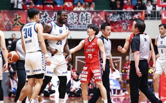 滋賀のバーレルが1試合出場停止…第28節・熊本戦で判定に異議を唱え退場