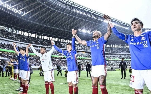 「え、普通にカッコ良すぎる」横浜FMが発表した「黒い新ユニフォーム」が大絶賛！「暗い海底の砂底」をイメージした新デザインに「めちゃくちゃ欲しい」の声