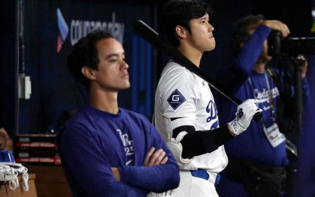 大谷翔平が新通訳とヒソヒソ「何話してるんだろ」　身を屈める神対応「いい雰囲気」