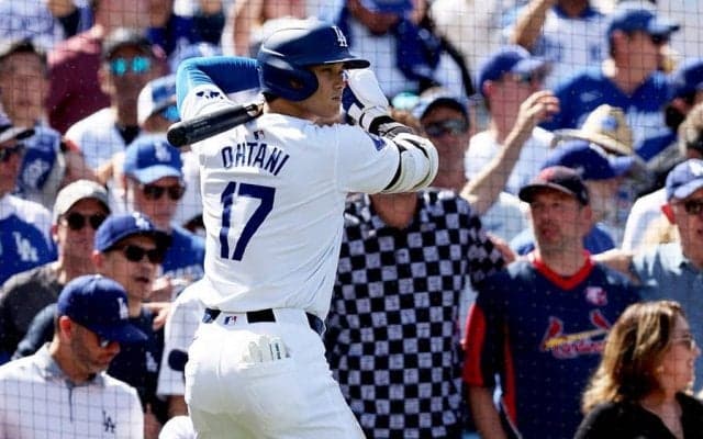 大谷翔平の後ろで“全員起立”　異様な光景…本拠地デビューで「期待と歓迎が伝わった」