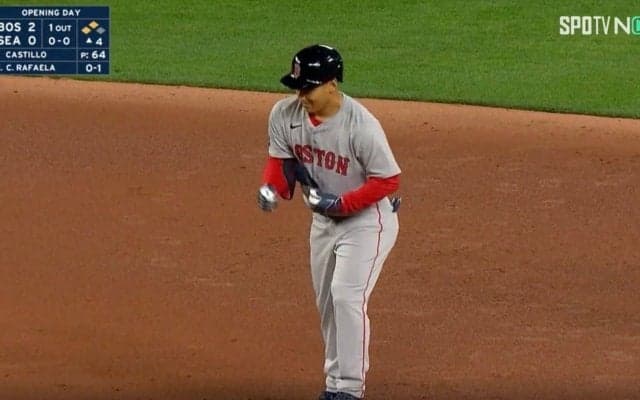 吉田正尚は何をしてるのか…？ 今季初ヒット後に見せたベース上での“謎のポーズ”にファン騒然 「マッスルじゃないな」「めっちゃ嬉しそう」