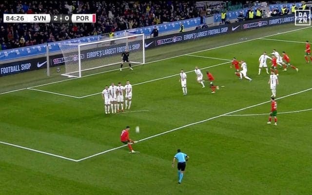 「酷いFKだ！」「笑える」C・ロナウドが仁王立ちから右足一閃→オブラクが余裕セーブ…「普通のキック」「どこが良いシュート？」などＸファンアカウントの偏愛投稿がプチ炎上