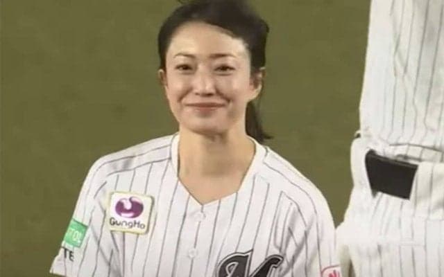 マリンに降臨…有名女優が「ずっと可愛い」　“珍投法”に歓喜「笑顔が素敵すぎる」