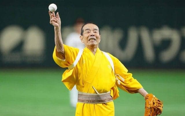 林家木久扇、巨人戦始球式で異例の謝罪　“お馴染み”衣装で登場「阪神の応援みたいで」