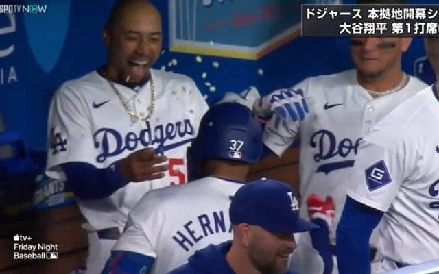 ド軍に新HRセレブレーション誕生！？ベッツ、大谷翔平の同僚の1号弾を\"紙吹雪\"で祝福「紙吹雪ｗ」「いいチームだな」「楽しそうｗ」