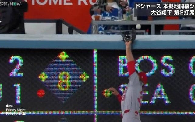 明暗の差は数センチ…大谷翔平の同僚、2打席連続3ランは外野手のグローブをかすめてスタンドイン！ファンは大興奮「ギリギリ入ったw」「えぐいわw」