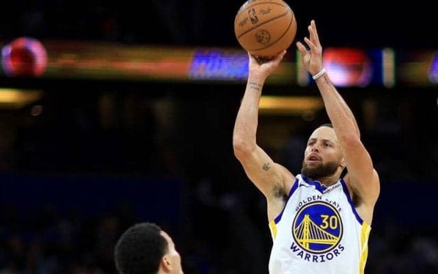 クラッチタイムで真価を発揮するステフィン・カリー…3ポイント30本成功でNBA新記録