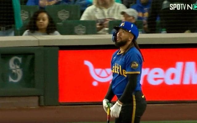まるで大谷翔平？確信歩きからのバットフリップがカッコ良すぎる！マリナーズ切り込み隊長のホームラン・パフォーマンスにスタジアムが大歓声に包まれた瞬間