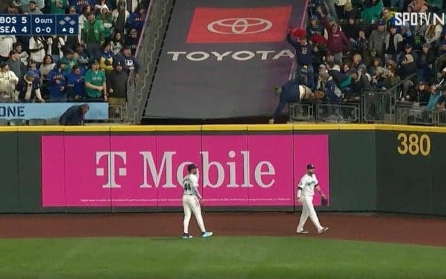 あわや転落事故！フェンスから身を乗り出してホームランボールをキャッチしようとする“危険すぎるファン”がヤバい　中継を観ている視聴者もヒヤリ