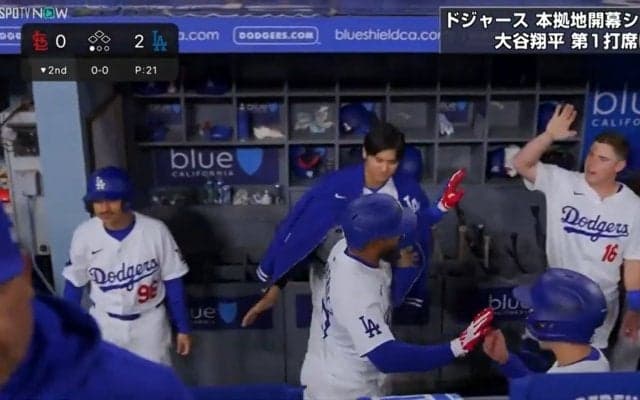 ショーヘイ弾も待ってるよ！大谷翔平、同僚の1号アーチに\"尻タッチ\"「大谷さんのお尻ペシペシ」「ベンチの雰囲気いいなー」