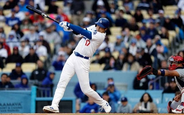【MLB】大谷翔平、圧巻スタートの山本由伸援護の強烈183キロ右前打　塁上で“ヘルメットこつん”パフォも披露