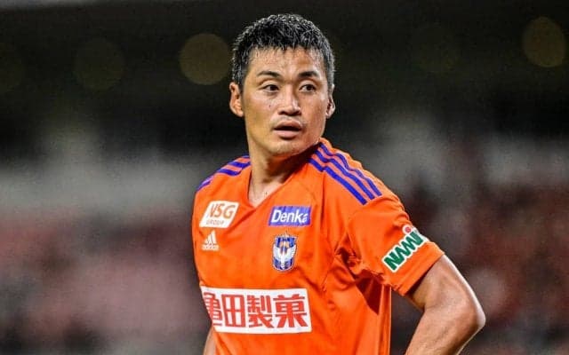 「ストライカーなの？」J1新潟ベテランDFの見事なボレーに驚きと称賛広がる！「アクロバティックすぎて草」「いやーかっこよ」などの声