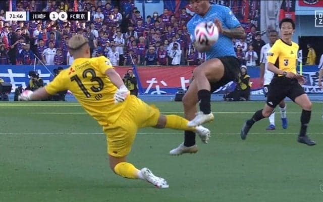 「これは責められない」GKが1対1の局面で覚悟の飛び出し→DOGSO発動で一発レッドになった瞬間！決定機阻止タックルで退場もスタンドから拍手「飛び出すしかなかったからな」