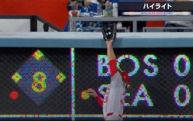 「大谷もきっと喜んでる」「大谷の分も俺が打つって感じ」 超激レア！数センチの“ギリギリ弾”が着弾する瞬間　“大谷翔平ファンの強打者”が放った珍ホームラン