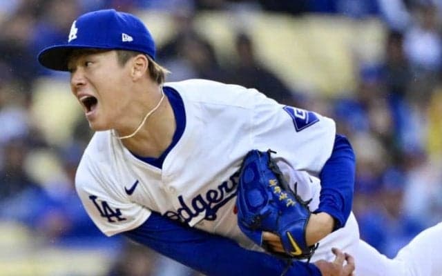 「彼はただ、支配的だった」山本由伸、雨中の快投で本拠地デビュー！5回無失点のパフォーマンスを絶賛「投球の中には“アンフェア”なものもあった」