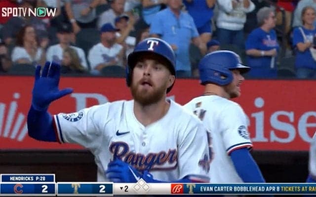 大谷翔平の同志が移籍先で初打席初アーチ！「俺たちのウォルシュ！」鈴木誠也の頭上を越える126m弾に笑顔満面の瞬間