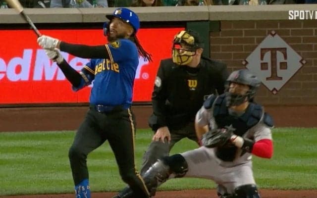 「バット回しすぎだろ」「これはウザいw」 史上最高レベルの確信歩き→バット投げが炸裂　マリナーズの名ショートの特大弾より目立つパフォーマンスに球場騒然