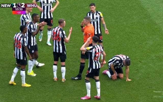 「ふざけんな！」物議を醸す判定に大ブーイング…「審判がよくない」「ルール上は問題ない」選手が顔を抑えて悶絶→無視してクイックスタートからゴールの一部始終