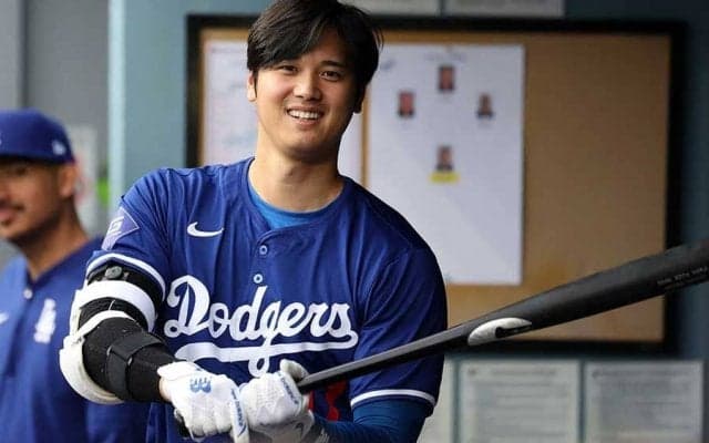 新たな撮影スポットに？　ド軍本拠地に出現…“巨大”大谷翔平が「素晴らしい」