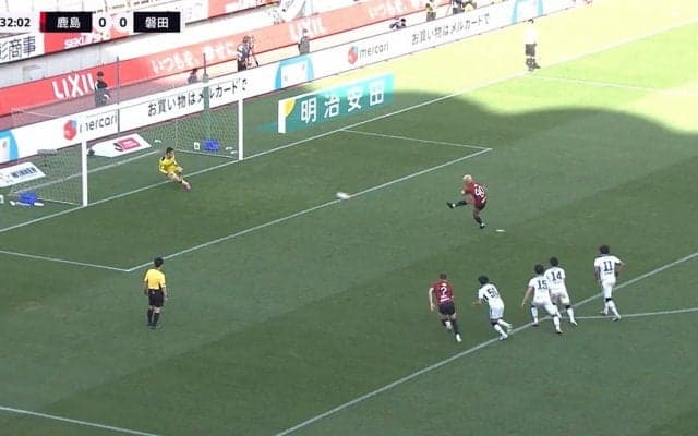 「強心臓」「本田圭佑かよ」鈴木優磨、元日本代表GK川島永嗣と真っ向勝負！守護神を撃沈させるスーパー弾丸PKを決めて通算50ゴールのメモリアル弾！「ど真ん中に蹴りこみやがった」