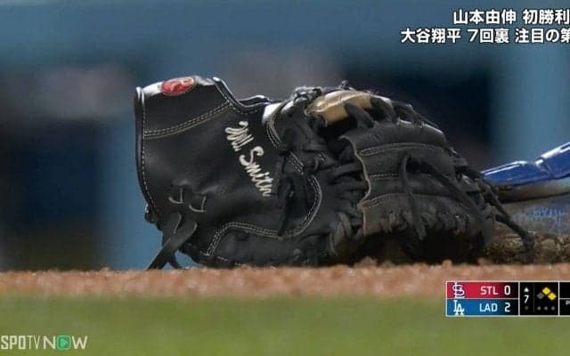 山本由伸を襲った悪夢 そんなに飛ぶ？ 勝利投手の権利とともにキャッチャーミットが吹っ飛んだ 四球→死球直後の出来事