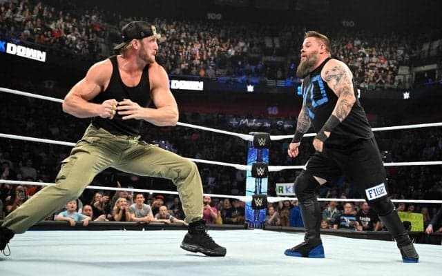 お騒がせYouTuberボクサー、“狂気の”右拳で人気レスラーを失神KO 突如乱入→卑劣な一撃に場内騒然