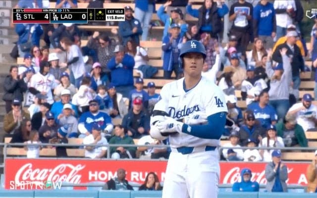 大谷翔平の“驚速”ツーベースに球場“異例熱狂” 立ち上がって拍手喝采…観客も脱帽した衝撃的光景