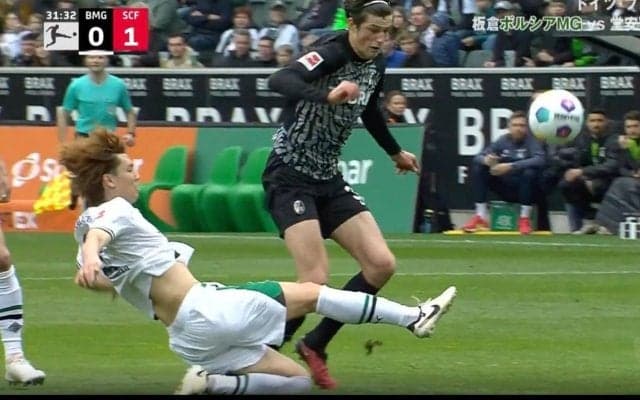 「怖っ！」「ナイスファウル」 ボルシアMG板倉滉が“殺人タックル”炸裂→相手の膝に直撃して吹っ飛ばした瞬間　抜け出されたら大ピンチの場面で決死のスライ