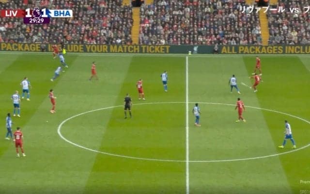 驚異のパス成功率94％！ リバプール遠藤航が美しすぎる弾道を描く“超絶ロングパス”を炸裂した瞬間　相手DFラインの背後を狙った一撃にスタジアム騒然