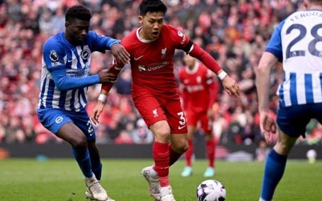 「常にチャレンジした中盤の戦士」フル出場で首位浮上に貢献した遠藤航が”安定”の高評価！「力強いタックルを見せた」