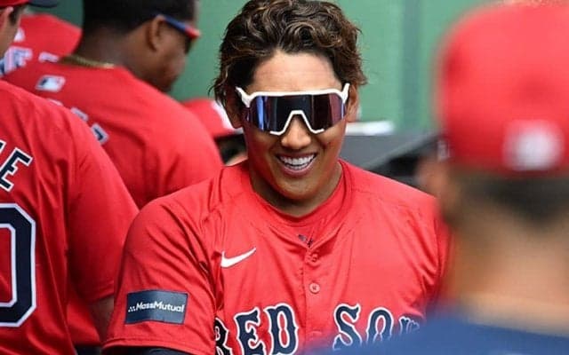 吉田正尚がベンチでシュールなダンス　仲間に煽られ…“キャラ崩壊”に「見たことない」