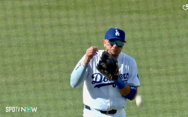 捕れなくてもアウト！ドジャースの名手がインフィールドフライで“珍落球” 降雨のち快晴、スタジアムの“独特天候”に四苦八苦