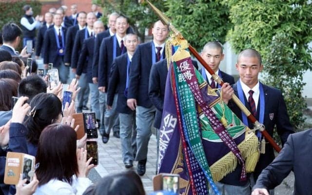 センバツ初Vの健大高崎が凱旋　箱山主将「夏も甲子園に戻る」
