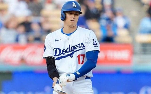 敵軍にもさりげない気遣い…大谷翔平の「優しさ」　差し出した左手から伝わる“思いやり”